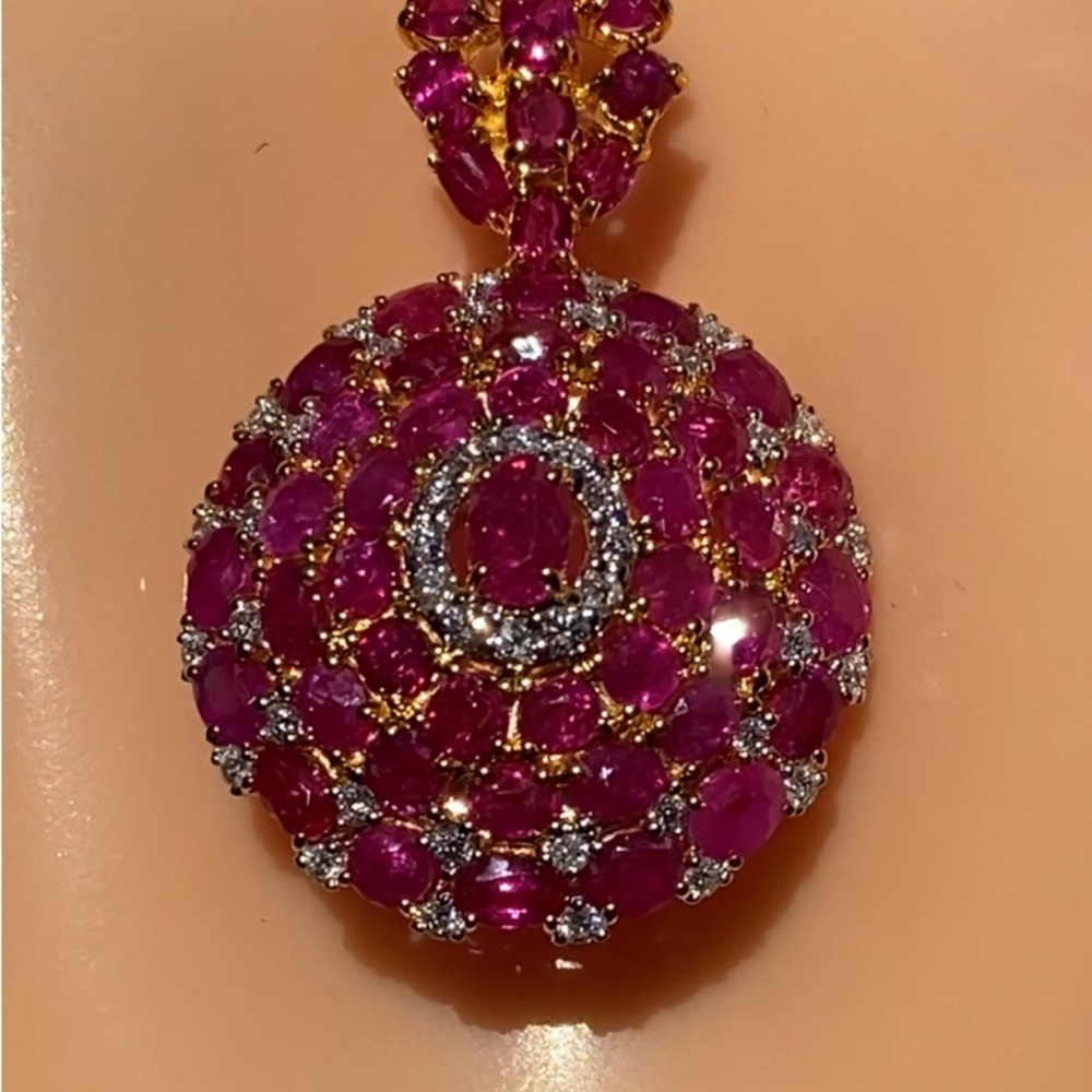 Natural Burmese Ruby and diamonds brooch/pendent in 18 k  solid gold